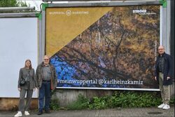 Gewinner-Foto auf dem Großflächen-Plakat: Marie Scherner (WMG), Karl-Heinz Kamiz und Thomas Lehner (Ströer)