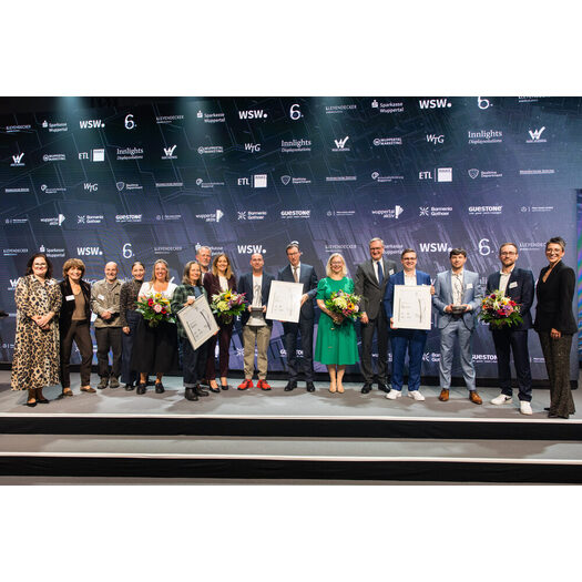 Wirtschaftspreis 2026_Gruppenbild mit den PreisträgerInnenn LaudatorInnen Veranstaltern Moderatorin _Foto Wuppertal Marketing GmbH
