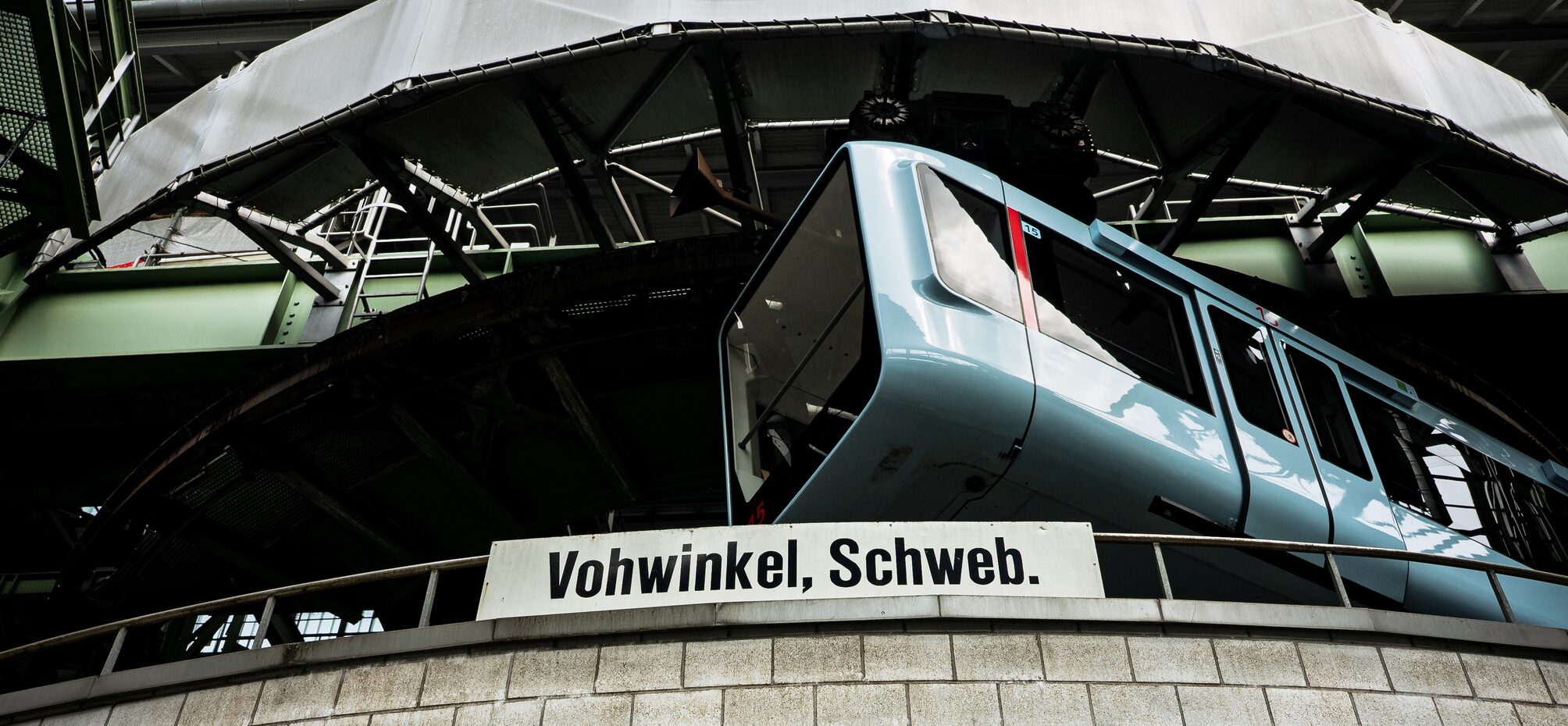 FdM Juni25_Instawalk _Blick aus dem Innenhof auf die Schwebebahn