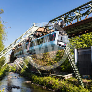 Die Schwebebahn - G15 über der Wupper