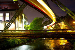 Schwebebahn bei Nacht