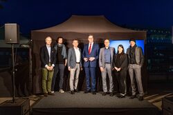 Gruppenfoto der Auftaktveranstaltung 2022 Von links: Johannes Bornmüller (Aptiv, Unternehmen des Jahres 2021), Gregor Eisenmann (Stadtmarketingpreis 2021), Martin Bang (Geschäftsführer WMG), Gunther Wölfges (Vorstandsvorsitzender Stadtsparkasse Wuppertal), Oberbürgermeister Uwe Schneidewind, Elina Giorgou, (verpackmeinnicht, Jungunternehmen des Jahres 2021), Matthias Laumann (Aptiv, Unternehmen des Jahres 2021)