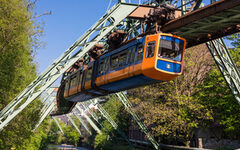 Schwebebahn GTW 72 in orange-blau. Foto: Malte Reiter