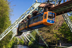 Schwebebahn GTW 72 in orange-blau. Foto: Malte Reiter