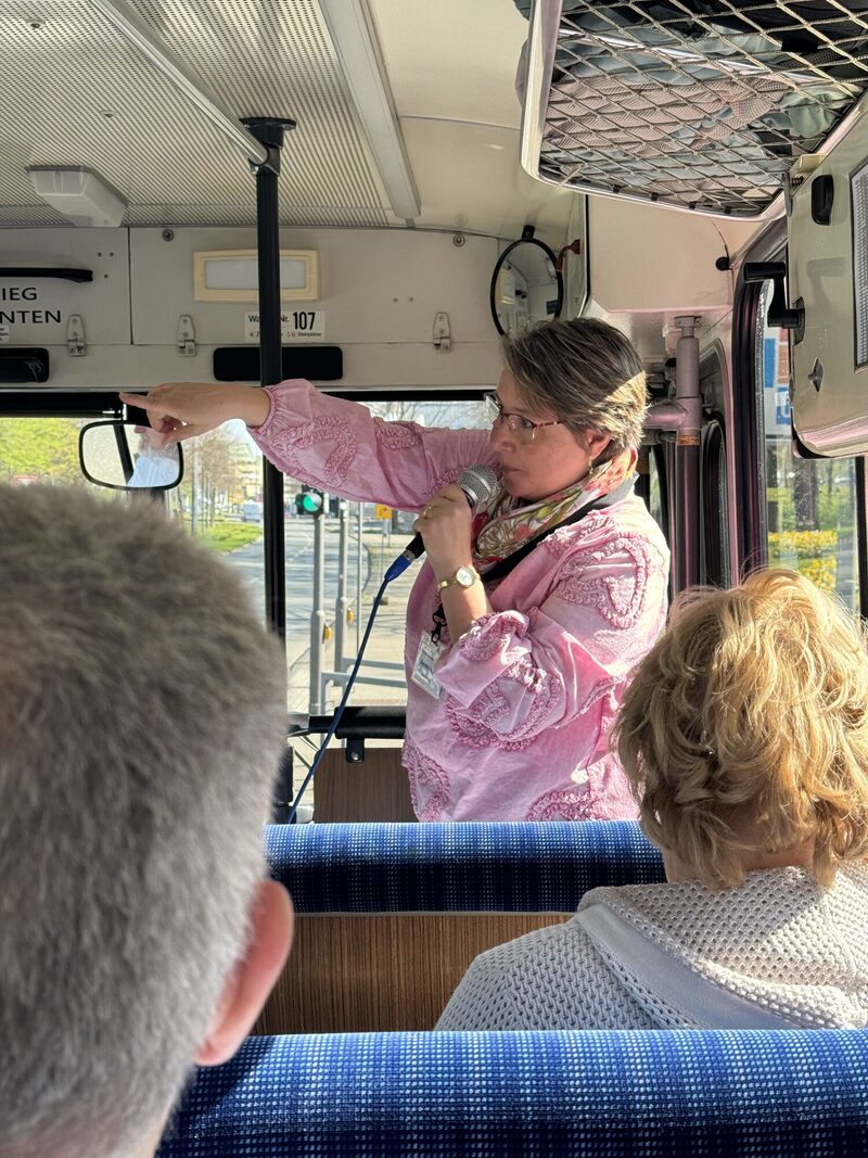Sandra Reger bei Stadtführung im Oldtimerbus_Foto WMG