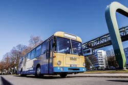 Der Oldtimerbus mit Schwebebahn in Hintergrund _Foto Jörg Illigen