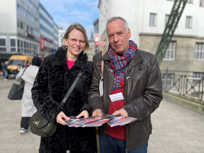 Danica Dannenberg und Johannes Schlottner mit der neuen Broschüre