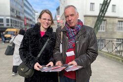 Danica Dannenberg und Johannes Schlottner mit der neuen Broschüre