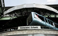 Slider Foto des Monats Juni2025_Instawalk mit Blick aus dem Innenhof auf die Schwebebahn