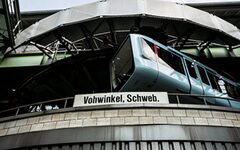 Slider Foto des Monats Juni2025_Instawalk mit Blick aus dem Innenhof auf die Schwebebahn