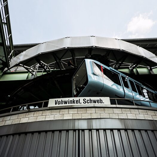 Instawalk Schwebebahn Blick aus dem Innenhof auf die Schwebebahn_Foto Daniel Schilling