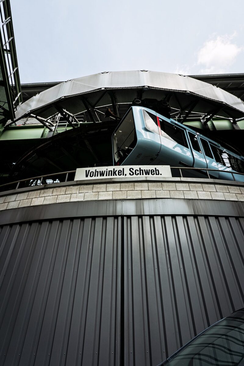 Instawalk Schwebebahn Blick aus dem Innenhof auf die Schwebebahn_Foto Daniel Schilling