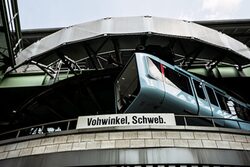 Instawalk Schwebebahn Blick aus dem Innenhof auf die Schwebebahn_Foto Daniel Schilling