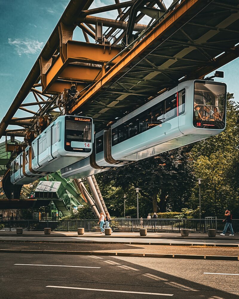 Foto des Monats März2025_Schwebebahnen an der Station Kluse