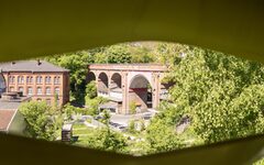 Kopfgrafik_Blick aus dem BOB Campus auf die umliegenden Gebäude und Nordbahntrasse