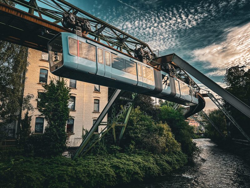 Die Schwebebahn in der Abendstimmung