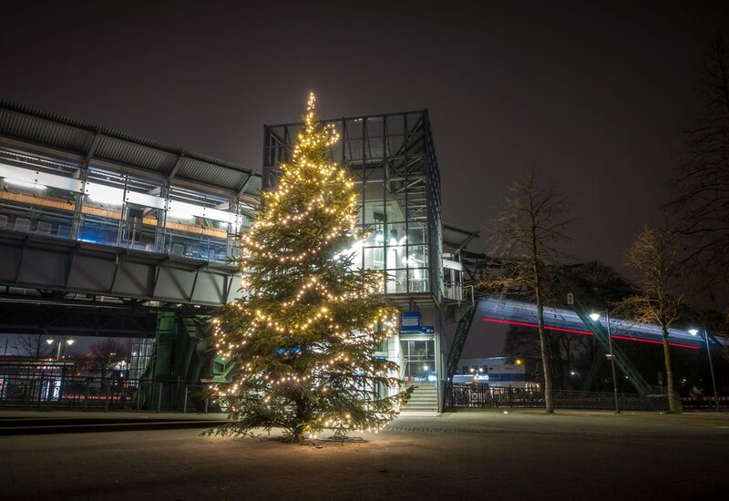 Weihnachtsbaum mit Schwebebahn