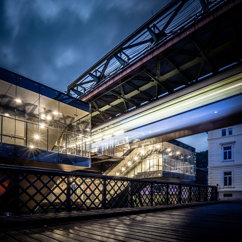 Adlerbrück mit Lichtspuren der Schwebebahn_Foto Simon Wirezba_@simonwierzba