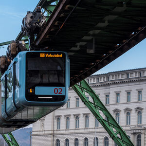 Die Schwebebahn vor der Bahnhofsdirektion