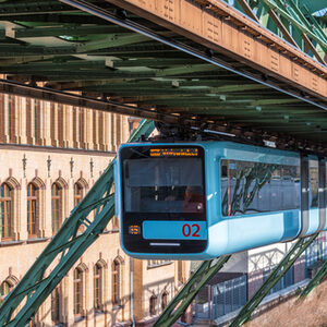 Die Schwebebahn vor dem Robert-Daum-Platz