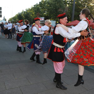 Trotz Hitze:  polnische Volkstänze in der Tracht