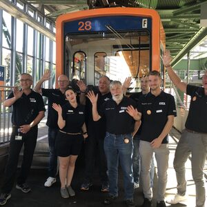 Tschö! orange-blaue Schwebebahn