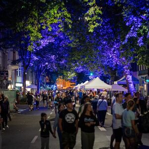 Langer Tisch 2024:nächtliche Stimmung mit erleuchteten Bäumen