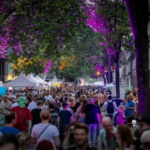 Langer Tisch 2024:Feststrecke Stimmung mit erleuchteten Bäumen in Unterbarmen